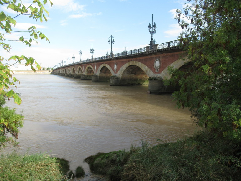 Mooie bogenbrug over de Garonne in Bordeaux